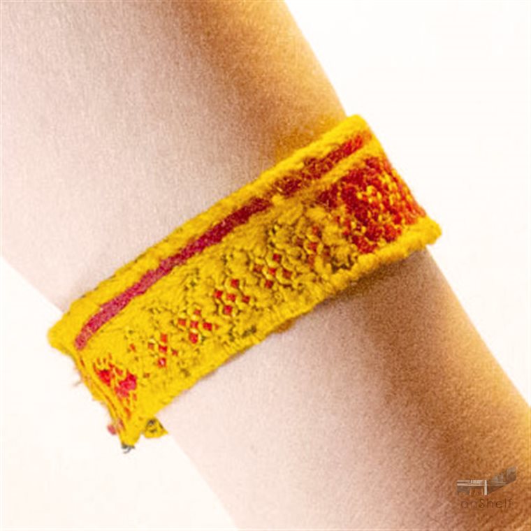 دستبند سوزن‌‌دوزی زرد قرمز